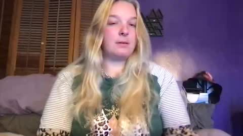 Snapshot of aliceinsmuttyland chatting on 12/17/25, 11:33 Alice online show from 12/17/25, 11:33