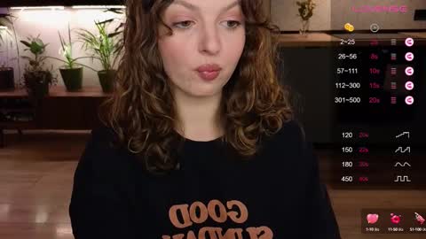 Snapshot of alicekingsleigh chatting on 03/04/25, 10:35 AliceKingsleigh online show from 03/04/25, 10:35