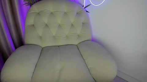 Snapshot of alicelevine chatting on 11/11/25, 05:07 AliceLevine online show from 11/11/25, 05:07