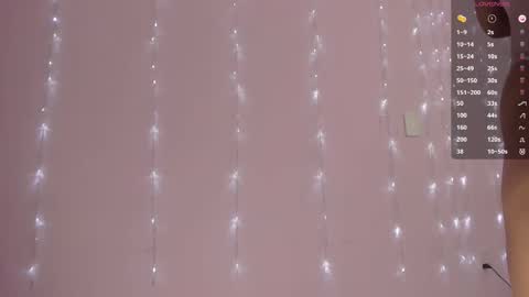 Snapshot of alicestark2 chatting on 11/27/25, 01:35 online show from 11/27/25, 01:35