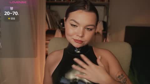 Snapshot of alicesweetlove chatting on 09/22/25, 03:30 Alice online show from 09/22/25, 03:30