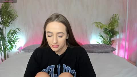 Snapshot of alicia_edwards chatting on 02/20/25, 02:07 Mia online show from 02/20/25, 02:07