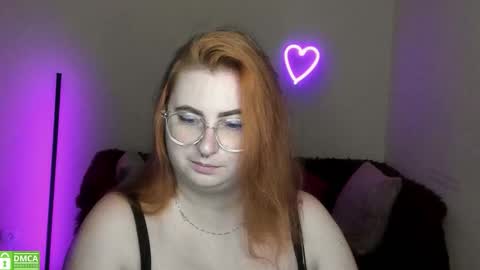 Snapshot of alicia_side_red chatting on 09/18/25, 05:31 Alicia online show from 09/18/25, 05:31