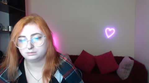 Snapshot of alicia_side_red chatting on 11/11/25, 06:35 Alicia online show from 11/11/25, 06:35