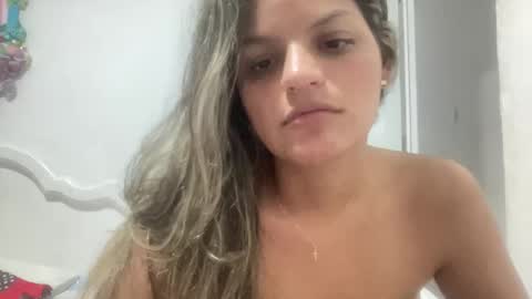 Snapshot of alicie_ebony1 chatting on 12/22/24, 01:01 luisa online show from 12/22/24, 01:01