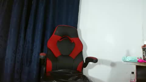 Snapshot of aliison_hot_84463 chatting on 12/19/25, 05:03 Michelle online show from 12/19/25, 05:03