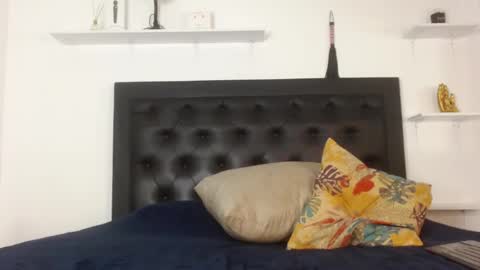 alika_jonhson_ online show from 10/12/25, 02:10