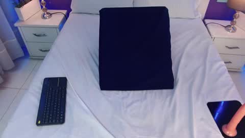 Snapshot of alina_milan chatting on 01/15/25, 03:18 1 online show from 01/15/25, 03:18