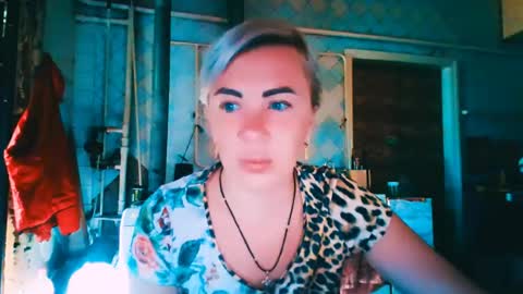 Snapshot of alinafrey_ chatting on 07/27/26, 04:19 Alina online show from 07/27/26, 04:19