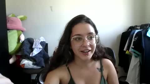 Snapshot of alinebani chatting on 05/26/26, 01:40 Aline online show from 05/26/26, 01:40
