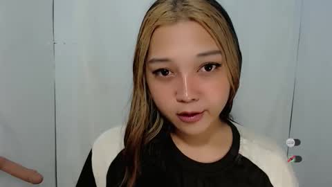 Snapshot of alisa_kiss_ chatting on 05/17/26, 04:03 Shanti xhey online show from 05/17/26, 04:03