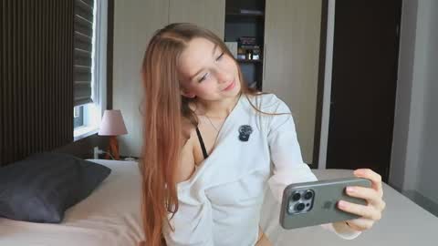 Snapshot of alisaa_01 chatting on 05/13/26, 02:42 Alice Fansly Alisa01 online show from 05/13/26, 02:42