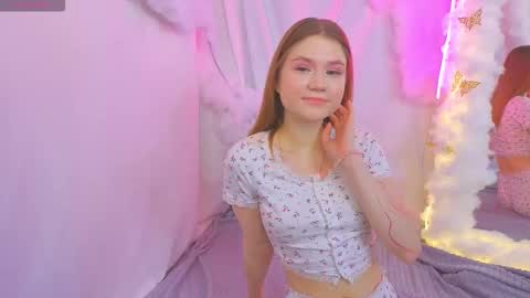 Snapshot of alisia_spinnet chatting on 10/24/25, 03:30 Alisia online show from 10/24/25, 03:30