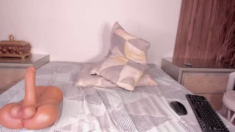 Alison Moon  online show from 02/07/25, 02:15