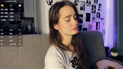 Snapshot of alivialovely chatting on 12/22/25, 09:06 Alivia online show from 12/22/25, 09:06