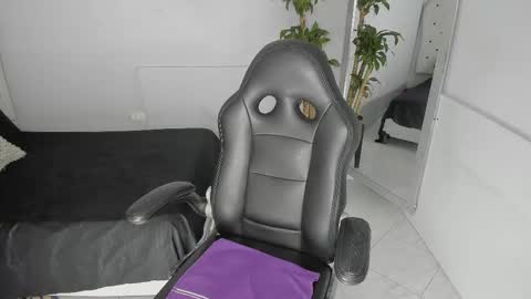 Snapshot of alix_18 chatting on 10/18/25, 11:33 alix_18 online show from 10/18/25, 11:33