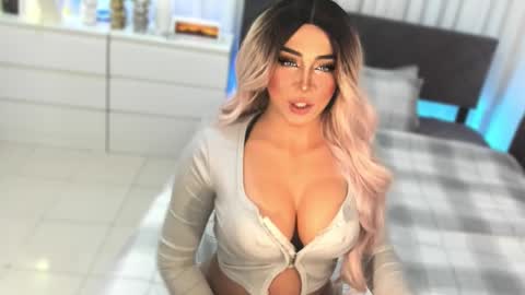 Snapshot of allareillusionxxx chatting on 11/23/25, 01:05 Miss Gia online show from 11/23/25, 01:05