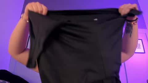 Snapshot of allasska_ chatting on 03/10/25, 01:12 Laura online show from 03/10/25, 01:12