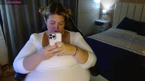 Snapshot of allegra_ferragamo chatting on 12/05/25, 08:05 Ale online show from 12/05/25, 08:05