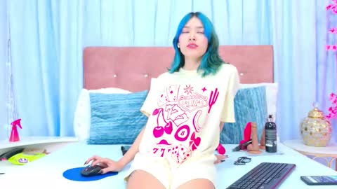 Snapshot of alliciakim chatting on 10/21/25, 07:14 Allicia online show from 10/21/25, 07:14