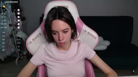 Snapshot of allie_hazie chatting on 10/25/25, 01:02 alice online show from 10/25/25, 01:02