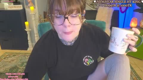 Snapshot of allieberrybb chatting on 01/01/25, 03:35 bb online show from 01/01/25, 03:35