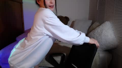 Snapshot of allierose_ chatting on 12/05/24, 01:03 Allie online show from 12/05/24, 01:03