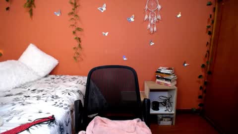 Snapshot of allierose_ chatting on 10/17/25, 08:22 Allie online show from 10/17/25, 08:22