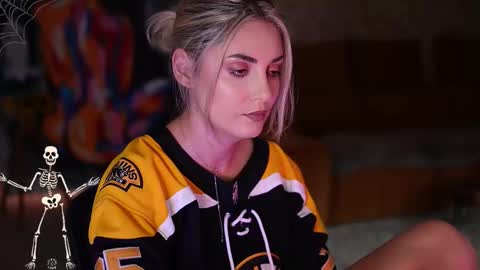 Snapshot of alliesynns chatting on 10/23/25, 11:20 Allie online show from 10/23/25, 11:20