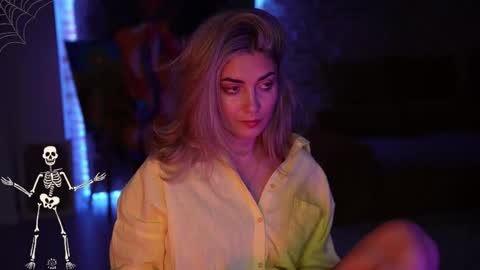 Snapshot of alliesynns chatting on 10/26/25, 05:46 Allie online show from 10/26/25, 05:46