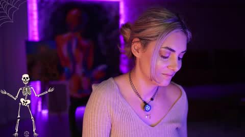 Snapshot of alliesynns chatting on 10/28/25, 05:22 Allie online show from 10/28/25, 05:22