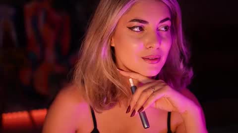 Snapshot of alliesynns chatting on 11/04/25, 05:50 Allie online show from 11/04/25, 05:50