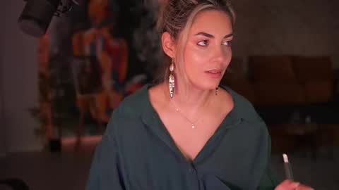 Snapshot of alliesynns chatting on 11/18/25, 05:56 Allie online show from 11/18/25, 05:56