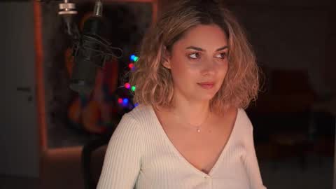 Snapshot of alliesynns chatting on 12/14/25, 01:16 Allie online show from 12/14/25, 01:16