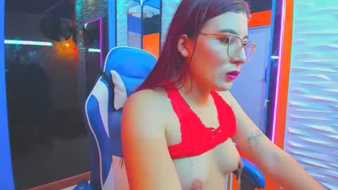 Snapshot of allisonlove_88 chatting on 11/22/25, 04:11 ALLISON online show from 11/22/25, 04:11