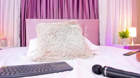 Snapshot of allisonn_bell chatting on 12/28/24, 10:34 Allison online show from 12/28/24, 10:34