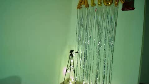 Snapshot of allisson_rose chatting on 11/15/25, 04:32 Alli online show from 11/15/25, 04:32