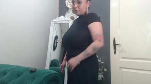 Snapshot of allyiah chatting on 05/15/26, 02:46 online show from 05/15/26, 02:46