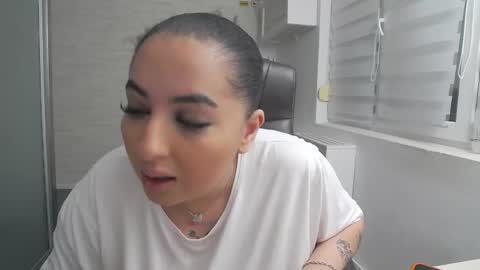 Snapshot of allyiah chatting on 05/29/26, 08:29 online show from 05/29/26, 08:29