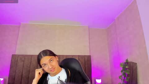 Snapshot of almazz_ chatting on 09/14/25, 04:06 Santy online show from 09/14/25, 04:06