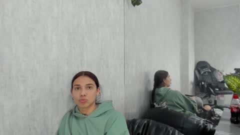 Snapshot of almazz_ chatting on 09/24/25, 08:23 Santy online show from 09/24/25, 08:23