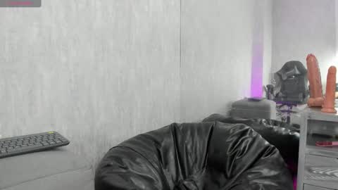 Snapshot of almazz_ chatting on 10/03/25, 08:17 Santy online show from 10/03/25, 08:17