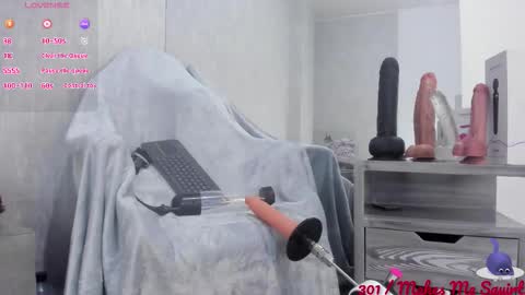 Snapshot of almazz_ chatting on 11/14/25, 08:18 Santy online show from 11/14/25, 08:18