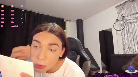 Snapshot of almazz_ chatting on 12/01/25, 12:04 Santy online show from 12/01/25, 12:04