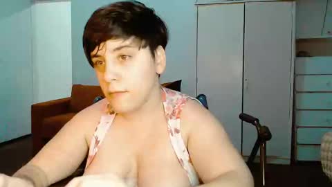 Snapshot of almondonwheels chatting on 01/21/25, 01:39 Almond online show from 01/21/25, 01:39