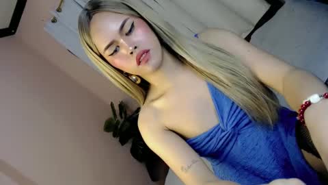 Snapshot of alove_too_last chatting on 01/12/25, 04:29 LEXY online show from 01/12/25, 04:29