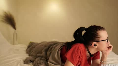 Snapshot of alucidreaming chatting on 12/21/25, 09:00 Lucid Dreaming online show from 12/21/25, 09:00