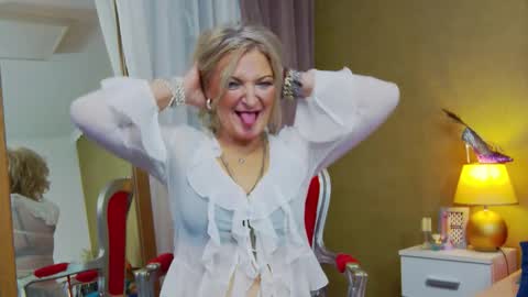 Snapshot of alura_jenson_ chatting on 10/22/25, 08:41 Alura Jenson online show from 10/22/25, 08:41