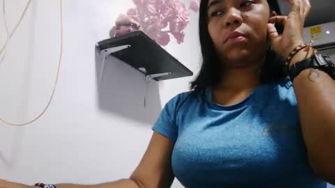 Snapshot of aly826805 chatting on 12/18/25, 05:24 analia online show from 12/18/25, 05:24