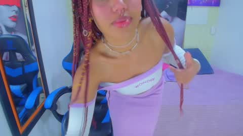 Snapshot of alya_gomez chatting on 01/01/25, 06:06 online show from 01/01/25, 06:06